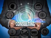 Een man in zakelijke outfit met illustraties rondom het woord 'consulting'