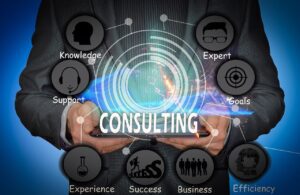 Een man in zakelijke outfit met illustraties rondom het woord 'consulting'