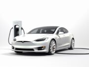 Een elektrische auto van het merk Tesla bij een laadpaal
