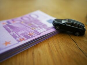 Stap eurobiljetten op tafel met een miniatuurauto