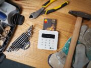 Een mobiel pinapparaat tussen verschillende gereedschappen op een tafel