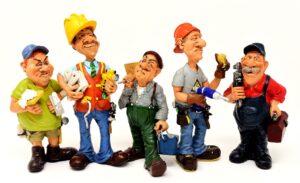Miniaturen van professionals uit bouw- en klusbedrijven