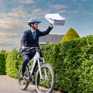 Een ondernemer die zijn boekhouding over de heg gooit