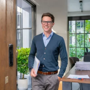 Een ondernemer die tevreden wegloopt