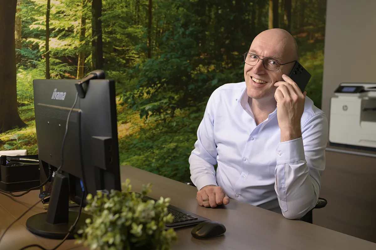 René Oosterkamp van Administratiekantoor Oosterkamp Finance uit Apeldoorn aan de telefoon