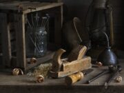 Houtbewerking gereedschappen uitgestald op een tafel
