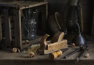 Houtbewerking gereedschappen uitgestald op een tafel